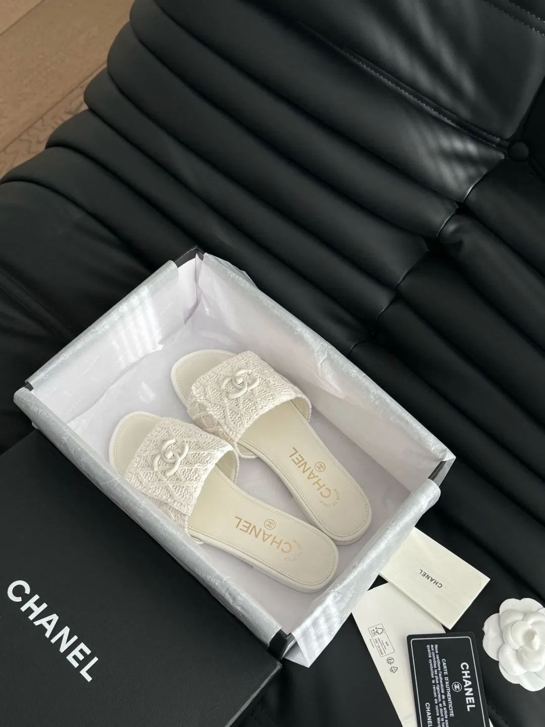 👟👟Ex-factory price 400👟👟 Women's Shoes Women's Clothing Chanel 25C New School Bag Buckle Slippers Return of the classic school bag buckle design Special Vintage full of retro flavor Loafers have also grown to the aesthetic level Cowhide upper, sheepskin lining Original outsole Size: 35-39 40 41 42 Customized, non-refundable and non-exchangeable